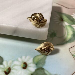 Crown Trifari Brushed Gold Tone Feathered Leaves Clip On Earrings